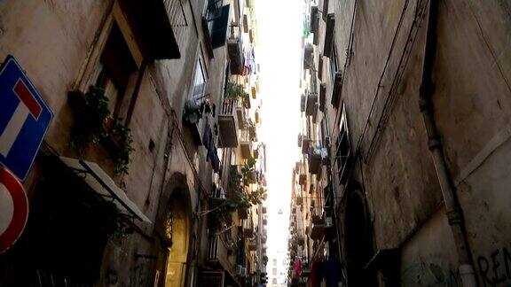 意大利那不勒斯大街高楼之间狭窄的通道