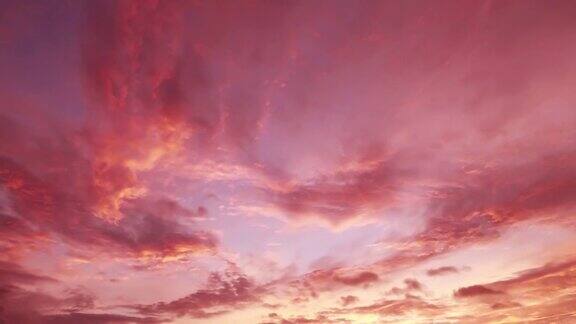 五颜六色的日出或日落天空与红色purole粉红色的云