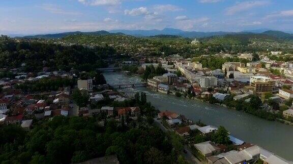 大型绿色库塔伊西城市在格鲁吉亚鸟瞰图里奥尼河和山脉