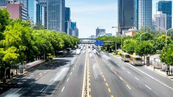 时间流逝的繁忙交通和现代建筑在北京城市中国