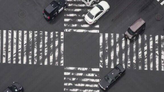 上图下雨时人群穿过街道