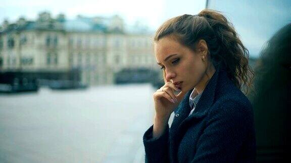 一个悲伤沮丧的女人独自站在外面患有抑郁症的女性