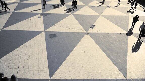 运动模糊人群的剪影在正方形的塞格尔斯Torg