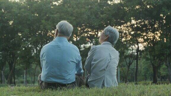 一对老年夫妇在花园聊天