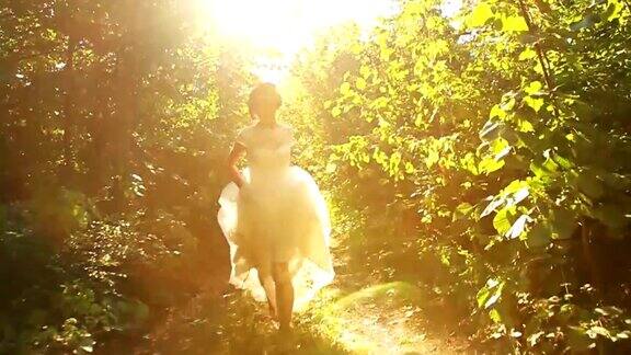 身着复古裙的女子在森林里奔跑微笑着逃跑的新娘