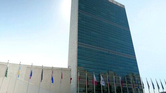 近仰视图的外部的联合国大楼纽约