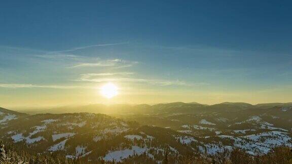 冬季山上的日落时间流逝