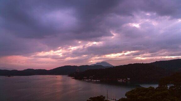 台湾日落时美丽的日月潭云景