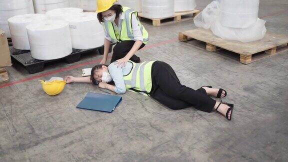 亚洲女工在仓库晕倒