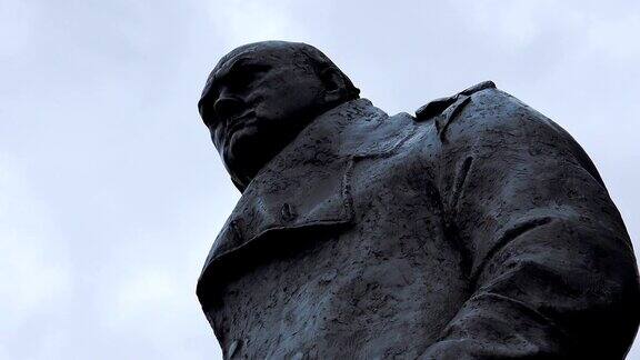 温斯顿·丘吉尔的雕像在威斯敏斯特市