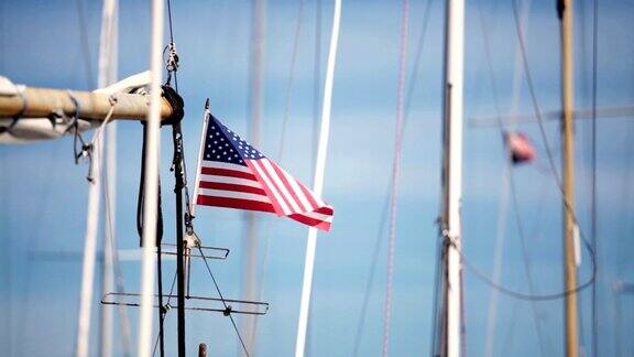 在风中飘扬的美国国旗和桅杆