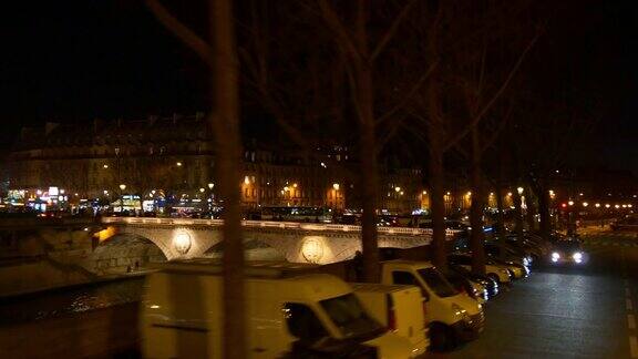 法国夜间照明巴黎双层巴士乘坐交通街道沿河全景4k