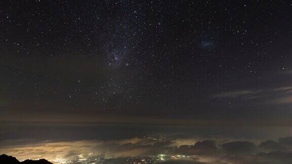 阿贡火山顶端的夜晚在巴厘岛的云时间推移超延时4k巴厘岛