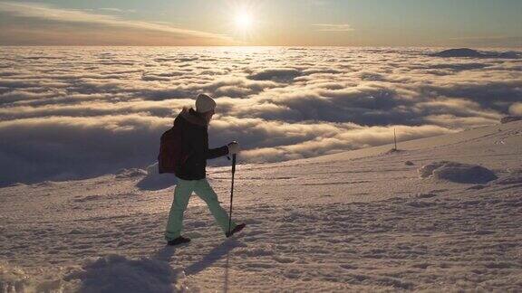 女孩徒步旅行在斯洛伐克山脉云层之上