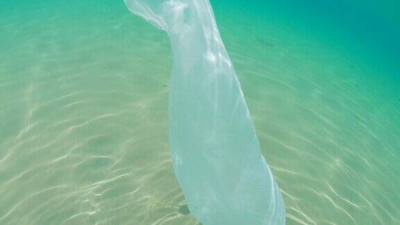 海洋中的塑料环境问题清洁海洋手去塑料袋