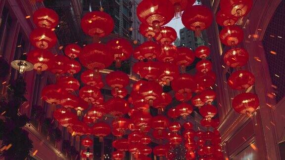 沿着城市街道红色的中国灯笼升到空中