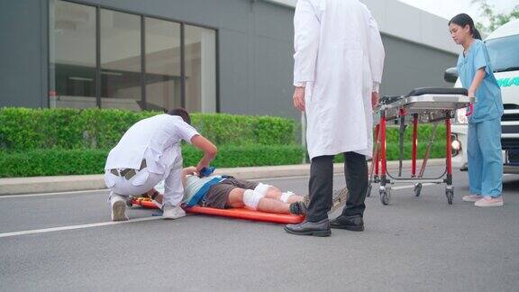 急救小组使用担架床运送或将在路上意外受伤的病人移入救护车