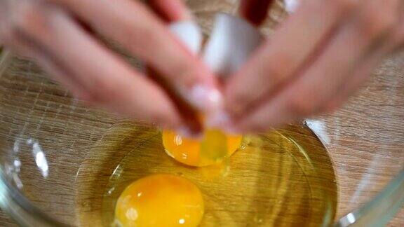 女孩在碗里打鸡蛋