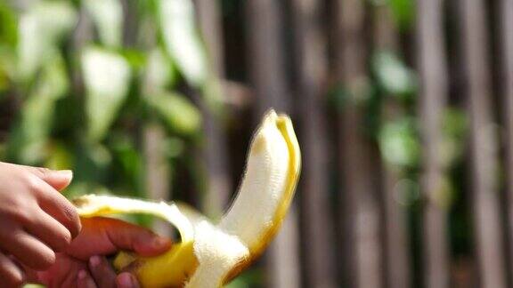 用手剥香蕉
