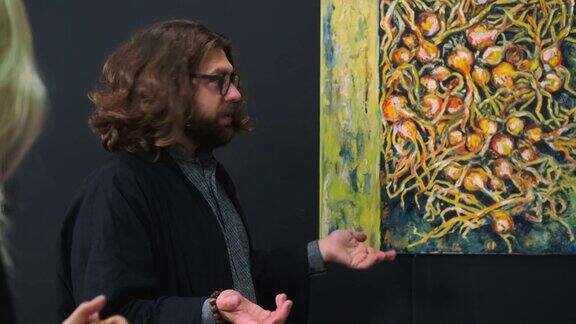 艺术评论家在博物馆里谈论着现代艺术家的画、艺术远足