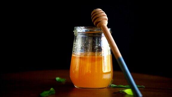 蜂蜜罐与蜂窝与木勺