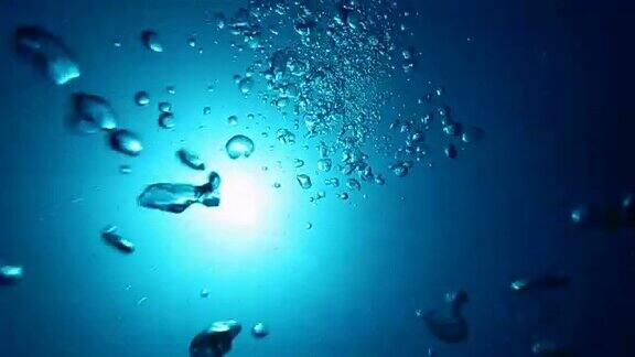 泡沫在深水中移动
