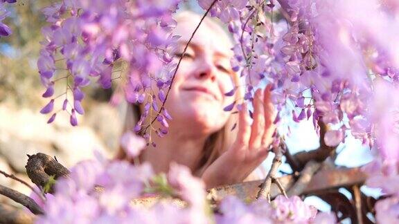 紫藤花丛中的金发美女