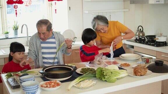 台湾家庭准备年夜饭