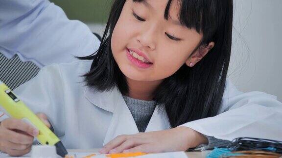 女孩用3D打印笔画画3D打印笔工艺涂鸦艺术打印机建模未来与技术概念回到学校教育、技术、科学和人的观念教育的主题