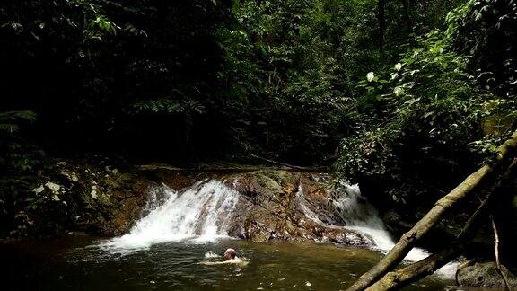 在Seremban附近的Berembun森林保护区的瀑布中游泳
