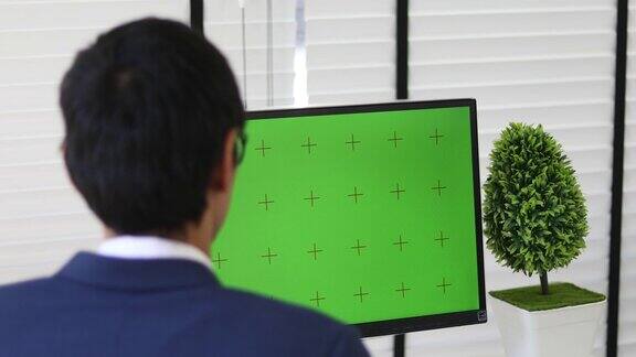 商人使用绿色屏幕的笔记本电脑4k(超高清)