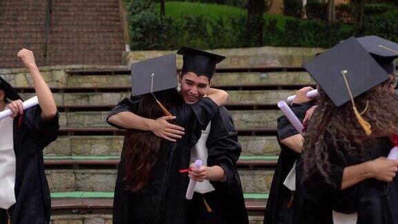 拉丁美洲的学生庆祝他们刚刚毕业互相拥抱和击掌