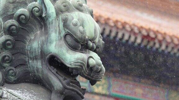 北京紫禁城的青铜狮子特写在雪地里