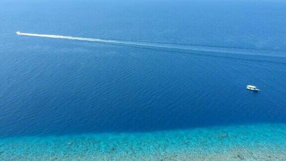 乘船穿越美丽的蓝绿色海水
