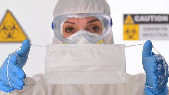 在冠状病毒COVID-19冠状病毒爆发期间医护人员展示口罩