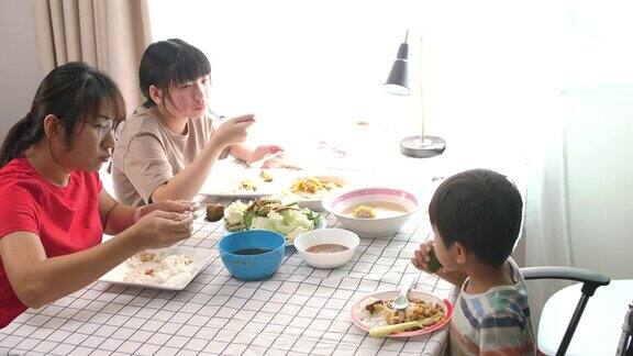 幸福的家庭时间和关系亚洲家庭在家里一起吃午饭在家里分享食物