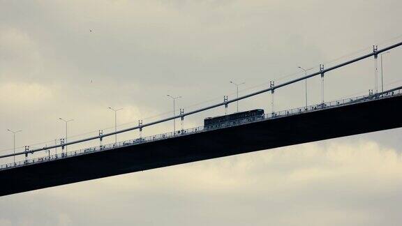 公共交通车辆慢镜头过桥