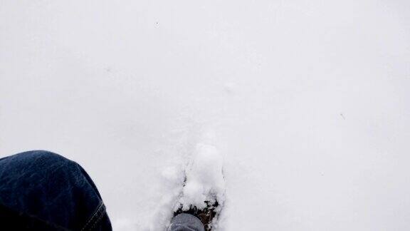 穿雪鞋的男人在巴黎刚下的雪上行走