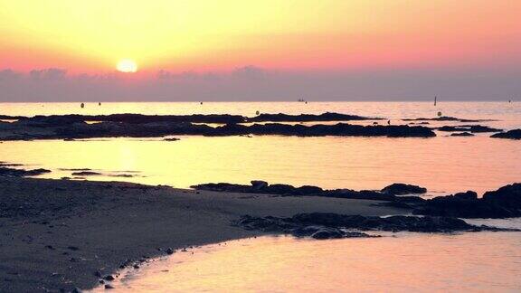 海上日落和平的风景