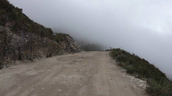 在雾蒙蒙的山顶上驾驶越野车