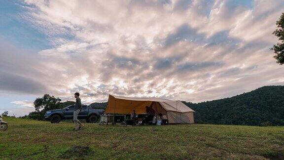 晚上在乡间的小山上搭帐篷的游客