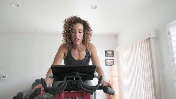 在家骑自行车锻炼的女人
