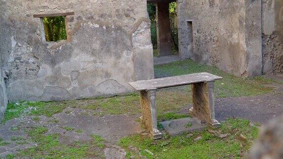 意大利庞贝古城废墟中间的一把小木椅