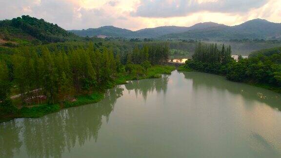 泰国南部嘉纳区里皇村的湖和山的日出景象