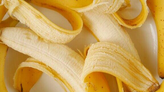 熟香蕉放在盘子里