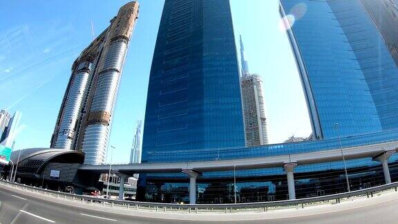 开车穿过迪拜摩天大楼交通迷人的城市VAE4K