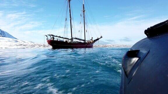在斯瓦尔巴特群岛斯匹次卑尔根群岛西北部航行的船是Noorderlicht一个冰雪和美丽风景的世界