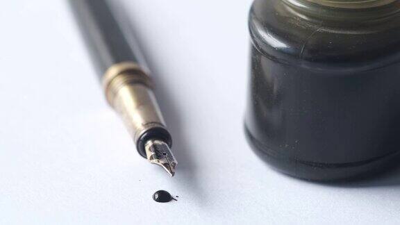 钢笔和墨水在纸上的特写