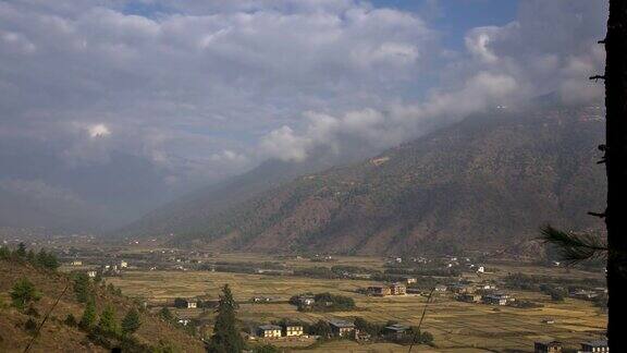 廷布山谷在不丹王国喜马拉雅山延时镜头
