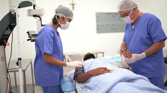 护士在医院里为病人做手术准备